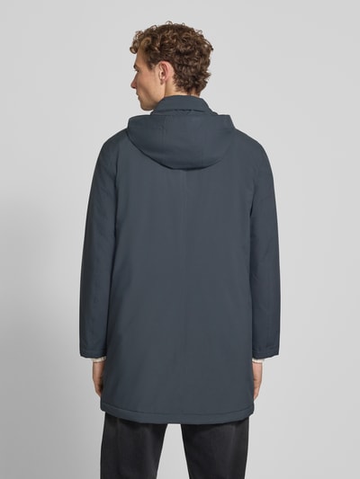Männermodel trägt Regular Fit functionele lange jas met afneembare capuchon van Marc O'Polo, Heren, donkerblauw, Ganzkörperansicht Rückansicht.