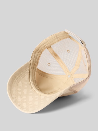 Produktfoto, Basecap mit Mesh-Einsatz Modell 'ZED-TRUCKER-M' von BOSS in Beige mit feinem Strukturmuster und strukturiertem Material.