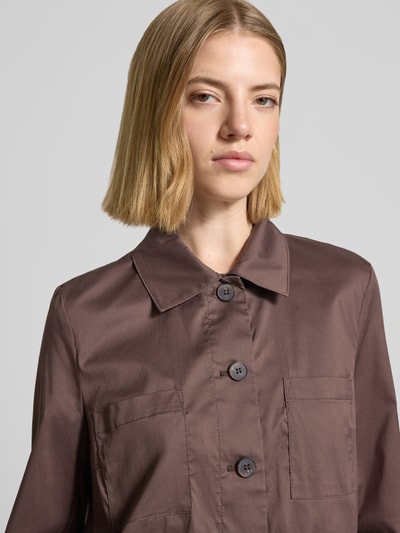 Frauenmodel trägt Jacke mit Tunnelzug von Christian Berg Woman Selection in Braun, Umlegekragen, Knopfleiste, Nahaufnahme Oberkörper, Baumwoll-Mix mit Stretch