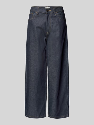 Produktfoto, Jeans mit weitem Bein Modell 'Brandon' von Carhartt Work In Progress aus reiner Baumwolle, dunkelblaue Farbe, strukturierte Oberfläche.