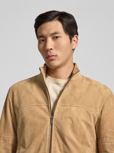 Männermodel trägt Regular Fit Lederjacke aus echtem Ziegenvelours Modell 'JIMMY-S' von Strellson, Optik: Unifarben, beige, Nahaufnahme Oberkörper.