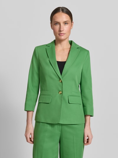Frauenmodel trägt Slim Fit Blazer mit 3/4-Arm von More & More, grün, mit Reverskragen, Pattentaschen, Baumwoll-Viskose-Mix, Ganzkörperansicht von vorne.