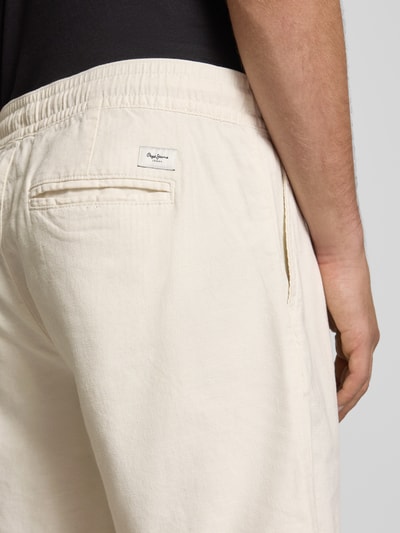 Männermodel trägt Relaxed Fit Chinoshorts aus Baumwoll-Leinen-Mix von Pepe Jeans, Optik: Unifarben, Label-Patch, Paspeltasche, Nahaufnahme Rückansicht.