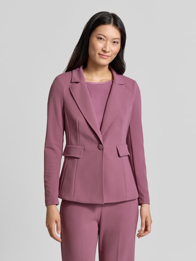 Vrouwenmodel draagt blazer met Reverskraag van Rinascimento, elastische materiaalmix, getailleerde pasvorm, klepzakken, knoopsluiting, ruglengte bij maat S 63 cm, voorkant volledig zichtbaar, Nahaufnahme Oberkörper