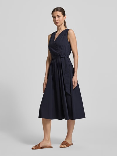 Kobiece model prezentuje sukienkę midi z dekoltem w serek i wiązanym paskiem od ROBE LÉGÈRE, mieszanka bawełny, linia a, granatowy kolor, długość tyłu w rozmiarze 36: 117 cm, szerokość w rozmiarze 36: 36 cm, pełen widok z przodu.