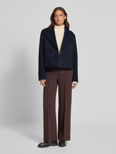 Frauenmodel trägt Regular Fit Jacke mit Viskose-Anteil von Christian Berg Woman Selection in Dunkelblau, Elastischer-Material-Mix, Reverskragen, doppelte Knopfleiste, Eingrifftaschen, Ganzkörperansicht von vorne.