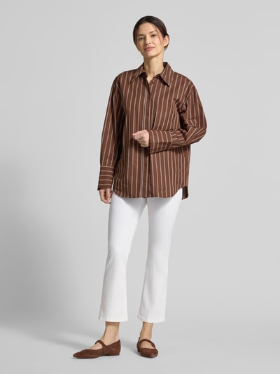 Frauenmodel trägt Jeans in verkürzter Passform Modell 'Lene' von Angels aus Baumwoll-Mix mit Stretch-Anteil, Used-Look, Ganzkörperansicht von vorne.