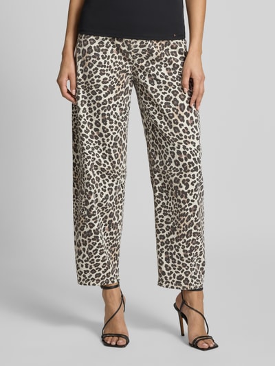 Vrouwenmodel draagt Balloon Fit Jeans met allover luipaardprint van Marc Cain, mix van katoen en elastaan, 5-pocketmodel. Detailopname vooraan.