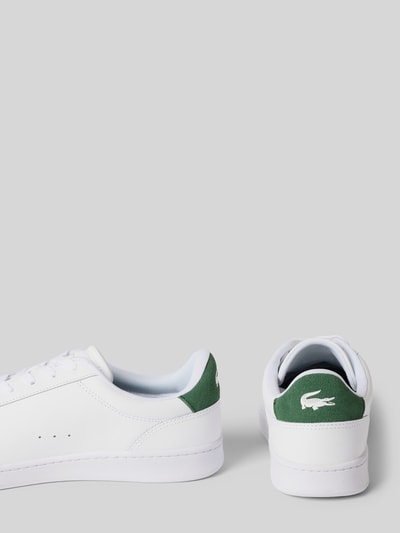 Produktfoto, Low Top Sneaker aus echtem Leder von Lacoste für Herren in Optik: Unifarben, runde Schuhspitze, flache Absatzform, Logo-Detail, Label-Prägung, Schnürung, strukturierte Sohle, Materialverarbeitung: Glattleder, Material: echtes Leder, grün-weiße Farbkombination, klar definierte Linien und glatte Textur.