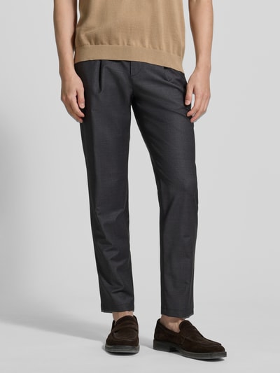 Männermodel trägt Straight Fit Stoffhose mit Woll-Anteil von g1920, Elastischer-Material-Mix, Bundfalten, Eingrifftaschen, Nahaufnahme Oberkörper.