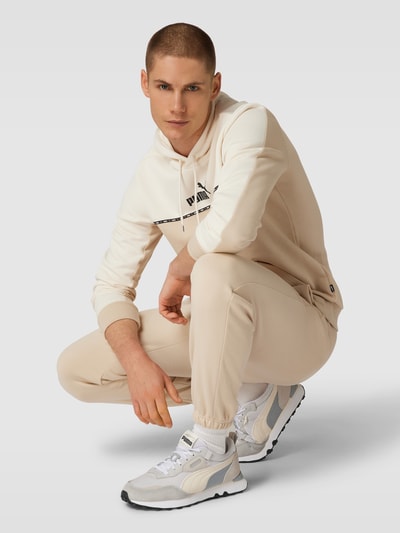 PUMA PERFORMANCE Sweatpants mit Label-Stitching Beige 1