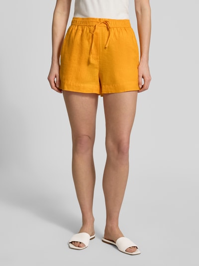 Frauenmodel trägt Regular Fit Leinen-Shorts mit Tunnelzug von Tommy Hilfiger, Optik: Unifarben, seitliche Eingrifftaschen, Ganzkörperansicht von vorne.