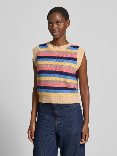 Kobiece model nosi top z dzianiny z krótkimi rękawami, model 'Chicago' od LOLLYS LAUNDRY, mieszanka bawełny, krój regular fit, okrągły dekolt, długość tyłu w rozmiarze S: 50 cm, kolorowe paski, widok całej sylwetki z przodu.
