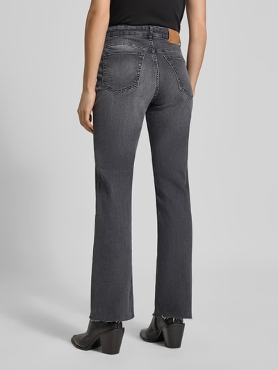 Frauenmodel trägt Flared Fit High Rise Jeans aus Baumwoll-Mix Modell 'KIRUNA' von Marc O’Polo in dunkler Unifarbe, Ganzkörperansicht Rückansicht.