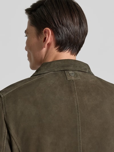 Männermodel trägt Lederjacke aus Schafsnubuk mit Reißverschluss Modell 'TRIVEN' von MAURITIUS, Regular Fit, Umlegekragen, Rückenansicht.