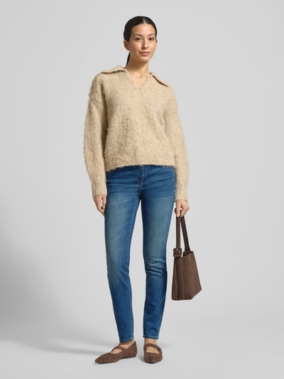 Vrouwenmodel draagt Slim Fit Jeans im 5-Pocket-Design van ARMANI EXCHANGE van elastische katoenmix, blauwe tinten, bandwijdte maat 27: 38 cm, binnenbeenlengte 75 cm, ganzichaam van voren.