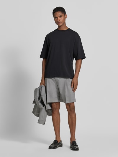 Männermodel trägt Relaxed Fit T-Shirt mit Rundhalsausschnitt von JAKE*S STUDIO MEN in Schwarz, Reine Baumwolle, Kurzärmelig, Rückenlänge 67 cm bei Größe M, Ganzkörperansicht von vorne.