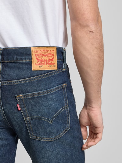 Mężczyznamodel nosi Jeansy z 5 kieszeniami od LEVI'S®, mieszanka bawełny i elastanu, krój slim fit, detal z tyłu, zbliżenie pasa.