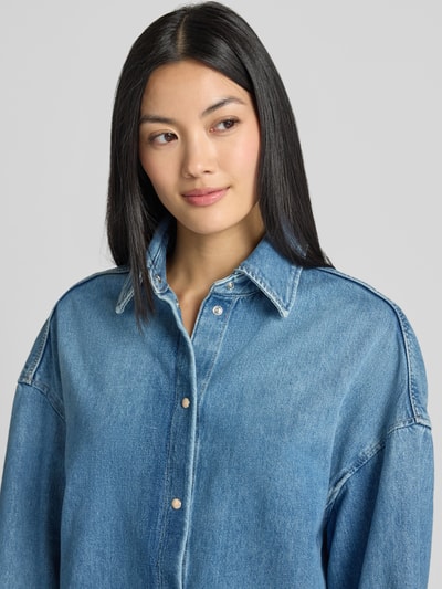Frauenmodel trägt Oversized Hemdjacke aus Baumwoll-Denim Modell 'C_OVERSHIRT 4.0' von BOSS Orange in Optik: Unifarben, Nahaufnahme Oberkörper