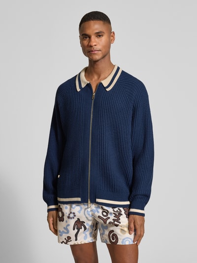 Männermodel trägt Relaxed Fit Jacke in Strick-Optik von BLKVIS in Dunkelblau mit Umlegekragen, Zweiwege-Reißverschluss, Logo-Patch, elastische Abschlüsse, Ganzkörperansicht von vorne. Rückenlänge bei Größe L 67 cm, Ärmellänge 78 cm.
