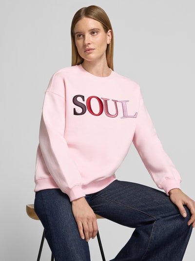 Frauenmodel trägt Sweatshirt mit Soul Stickerei von Smith and Soul in Rosa, Baumwollmix, Rundhals, Langarm, Motiv-Print, Nahaufnahme Oberkörper.