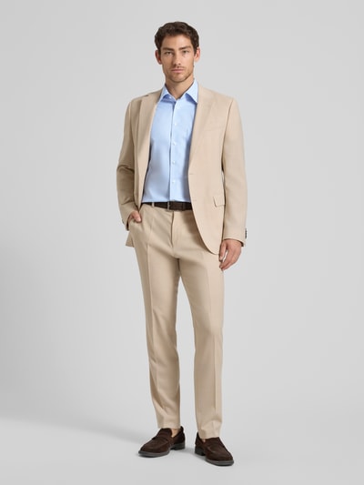 Männermodel trägt Comfort Fit Business-Hemd aus Baumwolle mit Kentkragen von ETERNA in Hellblau, glatte Textur, Ganzkörperansicht von vorne. Kontext: Herren Business-Hemd aus Reine Baumwolle mit Kentkragen, Knopfleiste, Brusttasche, 1/2-Arm, Rückenlänge bei Größe 40: 80 cm, Schulterbreite bei Größe 40: 45 cm, Ärmellänge bei Größe 40: 30 cm.