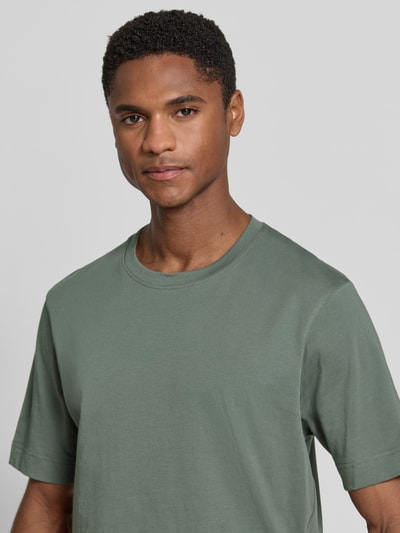 Męski t-shirt z bawełny w zielonym kolorze, krój regular fit, model 'RAPHAEL' od Drykorn, okrągły dekolt, długość tyłu w rozmiarze M: 70 cm, Nahaufnahme Oberkörper.