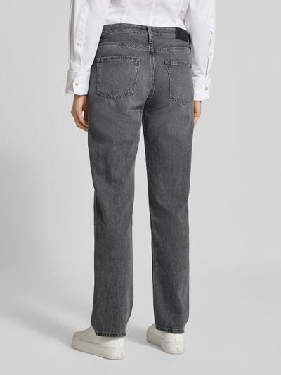 Frauenmodel trägt Straight Fit Jeans aus reiner Baumwolle von Tommy Hilfiger in Grau, 5-Pocket-Design, Denim, Ganzkörperansicht Rückansicht.