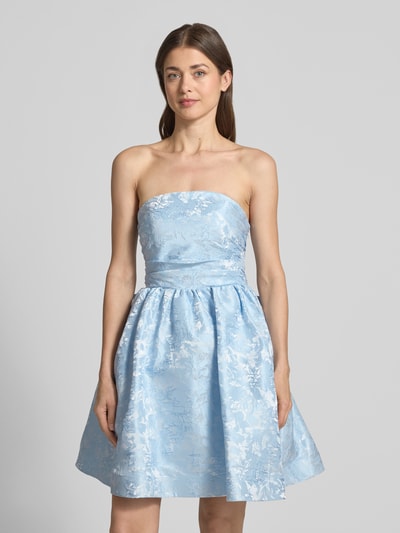 Frauenmodel trägt Cocktailkleid im Off-Shoulder-Look von Hey Kyla, hellblau, Satin, tailliert, Minikleid, Ganzkörperansicht von vorne.