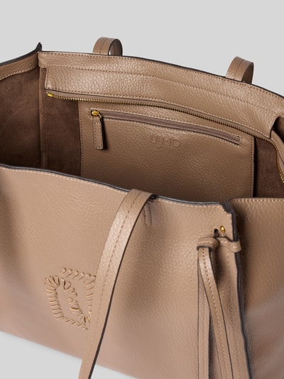Produktfoto, Tote Bag mit Logo-Detail Modell 'Lapis' von Liu Jo White in Leder-Optik, Hauptfach mit Reißverschluss, Reißverschlussfach innen, schmale Schulterriemen, Maße 47 cm Breite, 30 cm Länge, 17 cm Tiefe, Riemenlänge 64 cm, natürliche beige Töne, strukturierte Oberfläche