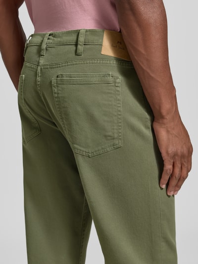 Männermodel trägt Straight Fit Jeans aus elastischem Baumwoll-Mix von Paul Smith in Olivgrün, 5-Pocket-Design, Nahaufnahme Rückansicht.