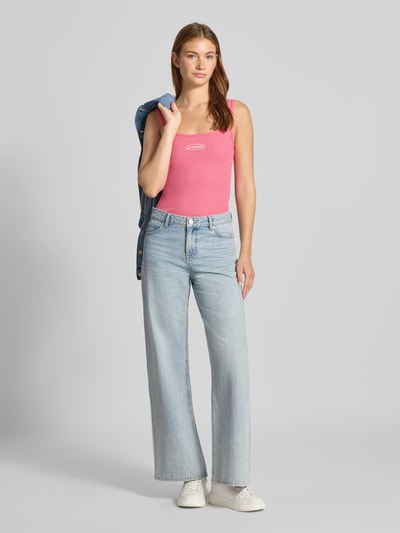 Guess Jeans Slim Fit Tanktop in Ripp-Optik mit Label-Stitching Fuchsia 1