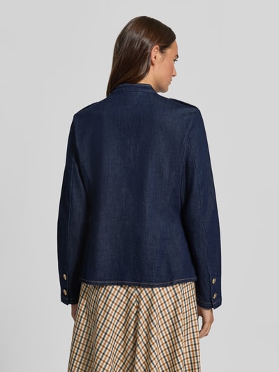 Frauenmodel trägt Regular Fit Jeansjacke mit Schmuckknöpfen von s.Oliver BLACK LABEL in dunkelblauem Denim, Rückansicht, Baumwoll-Mix, Ganzkörperansicht Rückansicht.