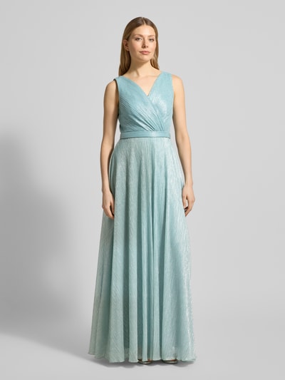 Modelka kobieca nosi szimmerndes Abendkleid mit V-Ausschnitt od TROYDEN COLLECTION, niebieski, taillowany krój slim fit, maxi, z paskiem i tylnym zamkiem, długość pleców w rozmiarze 36: 160 cm, szerokość w rozmiarze 36: 45 cm, tekstura lekko lśniąca, widok całej sylwetki z przodu.