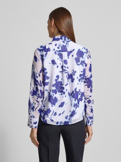 Vrouwenmodel draagt Regular Fit Hemdbluse in semi-transparant design van Calvin Klein Womenswear, met paarse en witte kleuren, rugaanzicht.