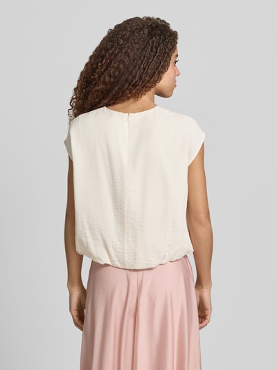 Frauenmodel trägt Bluse mit Rundhalsausschnitt und Kappärmeln von Jake*s Collection in Creme, strukturierte Textur, gerade Schnittform, Ganzkörperansicht Rückansicht.