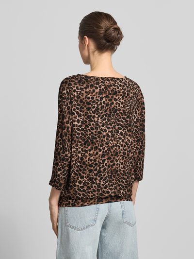 Frauenmodel trägt Shirt mit U-Boot-Ausschnitt und 3/4-Arm von Zero im Leopardenmuster, Viskose-Mix mit Stretch-Anteil, Loose-Fit, Rückenlänge 65 cm bei Größe 36, Ganzkörperansicht Rückansicht.