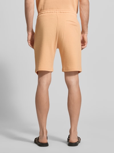 Männermodel trägt Regular Fit Shorts mit Tunnelzug von MCNEAL aus Baumwoll-Mix mit Stretch-Anteil, Gesäßtasche, Ganzkörperansicht Rückansicht.