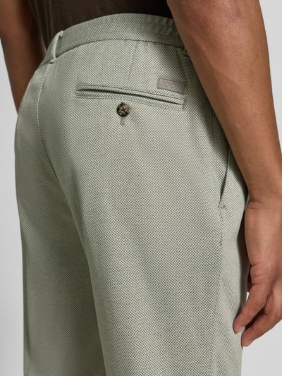 Männermodel trägt Regular Fit Anzughose aus Viskose-Mix Modell 'Lester' von JOOP! Collection, strukturierte Oberfläche, Detailaufnahme, Kontext: Herren Anzughose, Viskose-Mix mit Stretch-Anteil, Gesäßtaschen, Bundweite 44 cm, Innenbeinlänge 76 cm.