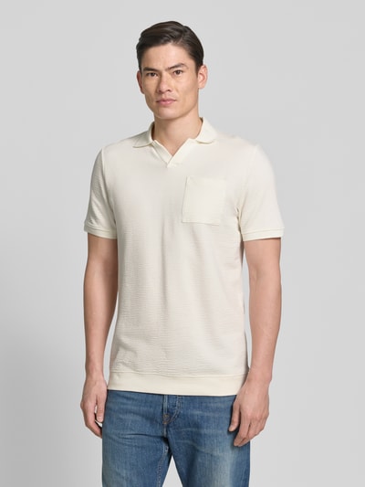 Männermodel trägt Regular Fit Poloshirt aus Baumwoll-Mix von s.Oliver RED LABEL in Optik: Unifarben, Struktur-Muster, Ganzkörperansicht von vorne.