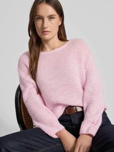 Frauenmodel trägt Regular Fit Pullover mit Alpaka-Anteil in Strick-Optik von Luisa Cerano in Rosa, semitransparent, Nahaufnahme Oberkörper.