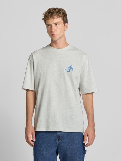 Männermodel trägt Oversized T-Shirt mit Backprint und Rundhalsausschnitt von PEGADOR in Hellgrau, reine Baumwolle, Label-Print, Ganzkörperansicht von vorne.