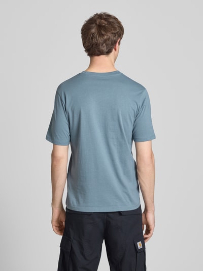 Männermodel trägt T-Shirt mit Label-Print Modell 'INDIANA' von Jack & Jones in Blau, reine Baumwolle, Regular Fit, Ganzkörperansicht Rückansicht.