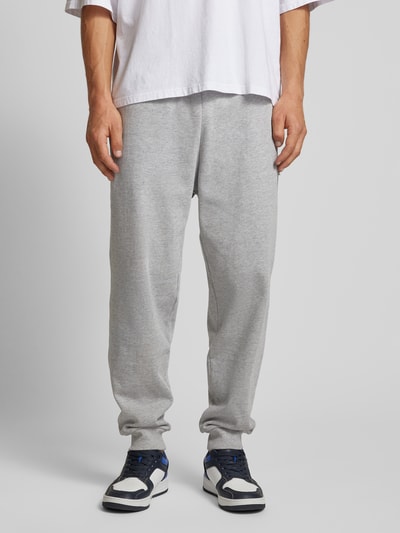 REVIEW Relaxed Fit Sweatpants mit Label-Detail Hellgrau Melange 4