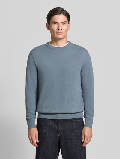 Männermodel trägt Regular Fit Pullover aus Baumwoll-Mix mit Schurwoll-Anteil von Marc O'Polo in Blau, Herren Pullover, Ganzkörperansicht von vorne.