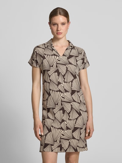 Frauenmodel trägt Knielanges Kleid aus Viskose mit Umlegekragen von Betty Barclay, Straight Fit, abstraktes Muster, V-Ausschnitt, Ganzkörperansicht von vorne. Rückenlänge 77 cm, Brustweite 48 cm, Ärmellänge 14 cm, Damen Kleid, Reine Viskose.