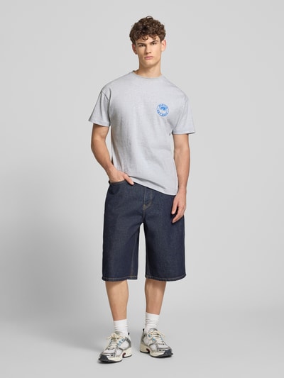 Mannelijk model draagt T-Shirt met Logo en Ronde Hals van BLKVIS, grijs katoen, regular fit, blauwe print, vooraanzicht volledige lichaamsopname.