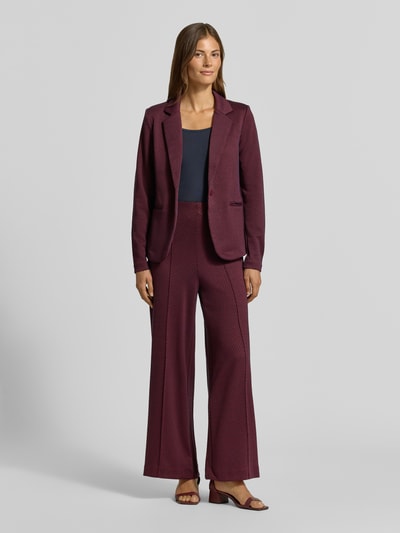 Vrouwenmodel draagt blazer met structuurpatroon van elastische materiaalmix met viscose, getailleerde pasvorm, Model 'Kate' van ICHI, reverskraag, paspelzakken, knoopsluiting, kleur bordeaux, ruglengte maat S: 59 cm, borstwijdte: 38 cm, mouwlengte: 63 cm, full body frontaal