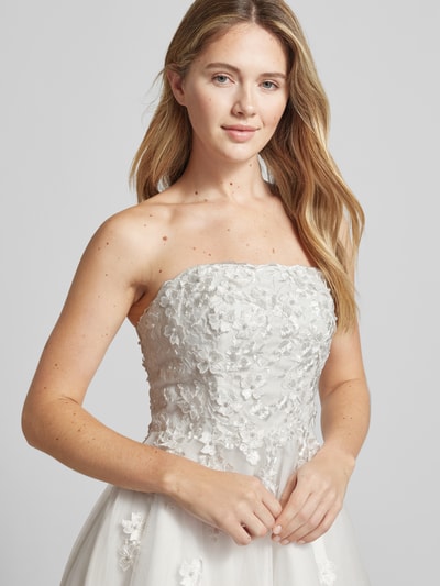 Vrouwenmodel draagt Regular Fit Minikleid met Zierbesatz van Luxuar, wit mesh met florale stitching, A-lijn, schoudervrij design, Nahaufnahme bovenlichaam.