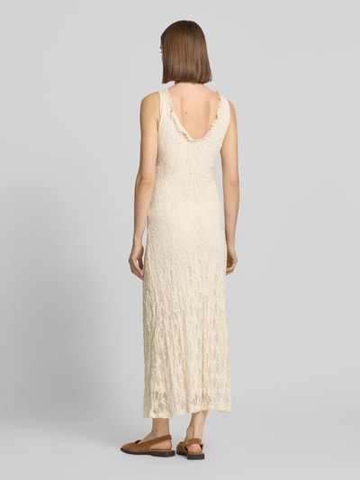 Frauenmodel trägt schmales Spitzenkleid mit tiefen V-Ausschnitt Modell 'ALBINA' von Only, Maxi-Länge, Optik: Unifarben, schmal, breite Träger, blickdichtes Unterkleid, Materialverarbeitung: Spitze, Ganzkörperansicht Rückansicht.
